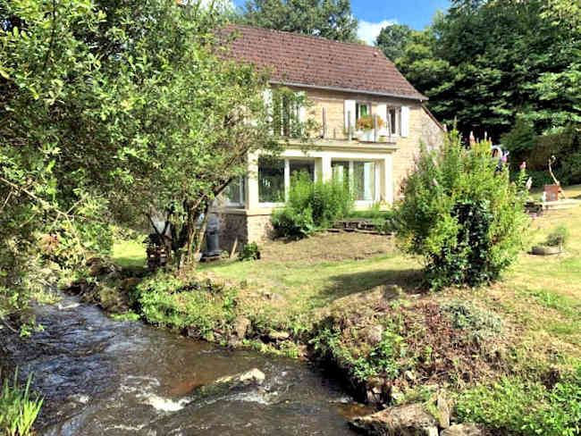 Ancien moulin à vendre dans la Creuse 23: 160 m² rénovés, 6 pièces, grange, rivière, parc 3 755 m²