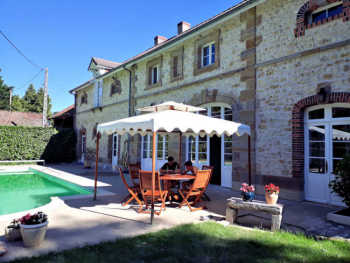 Vaste demeure confortable à vendre en Nivernais (58) entre Moulins et Nevers: 274 m² hab, 10 pièces, terrasse, piscine, parc de 4200 m²